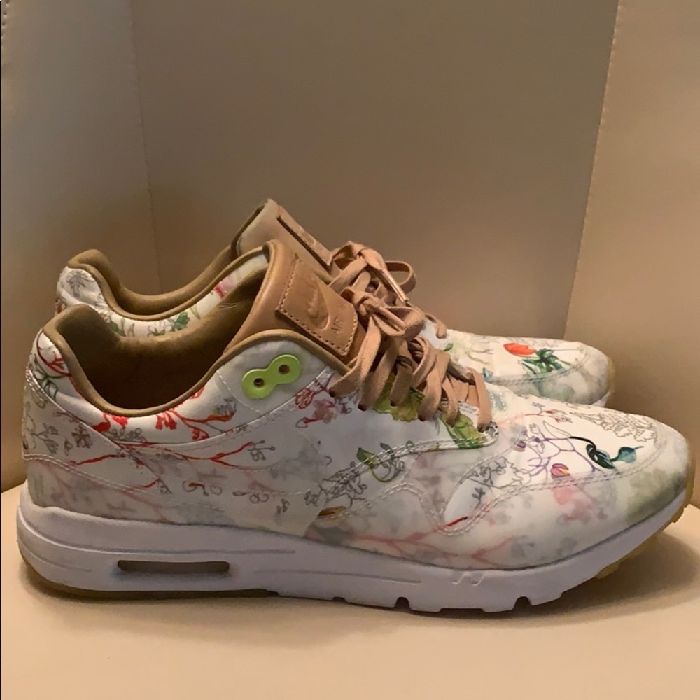 Floral Nike ‘Thea’ women’s size 8.5